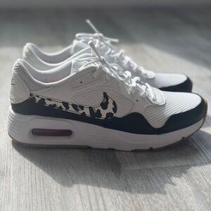 NWOT-Nike White and Black Sneakers